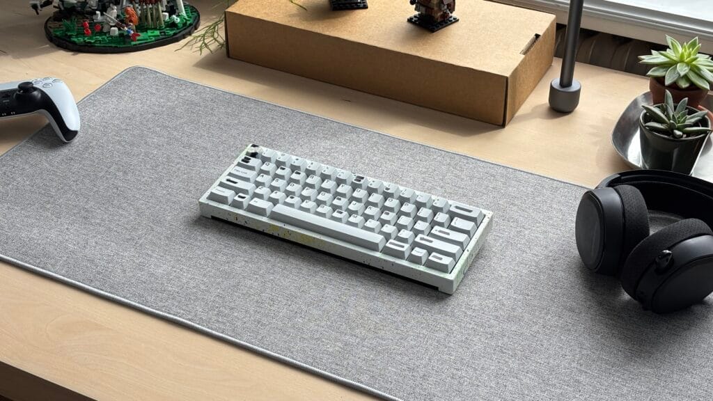 IMG_0926 smaal white paint splatter mechanical keyboard on a felt deskmat